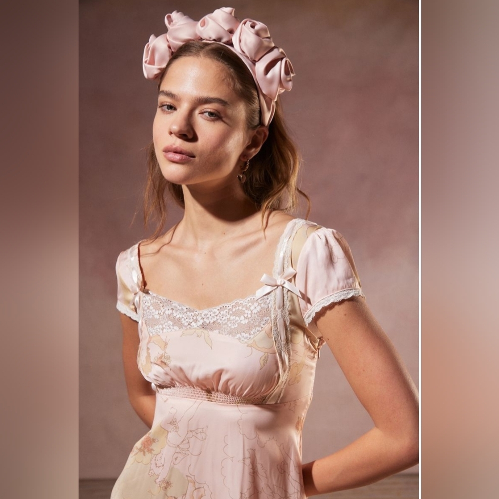 Urban Outfitters Mega Rosette Satin Headband in Blush Pink - Picture 3 of 9